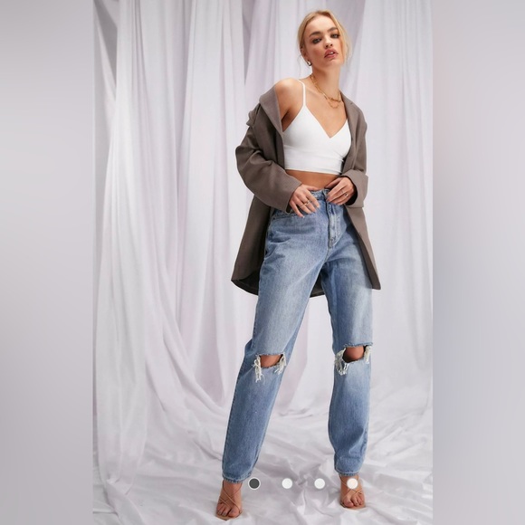 ASOS Petite High Waisted Light Wash Mom Jeans with Rips. Size 23. NWT. - Picture 3 of 12